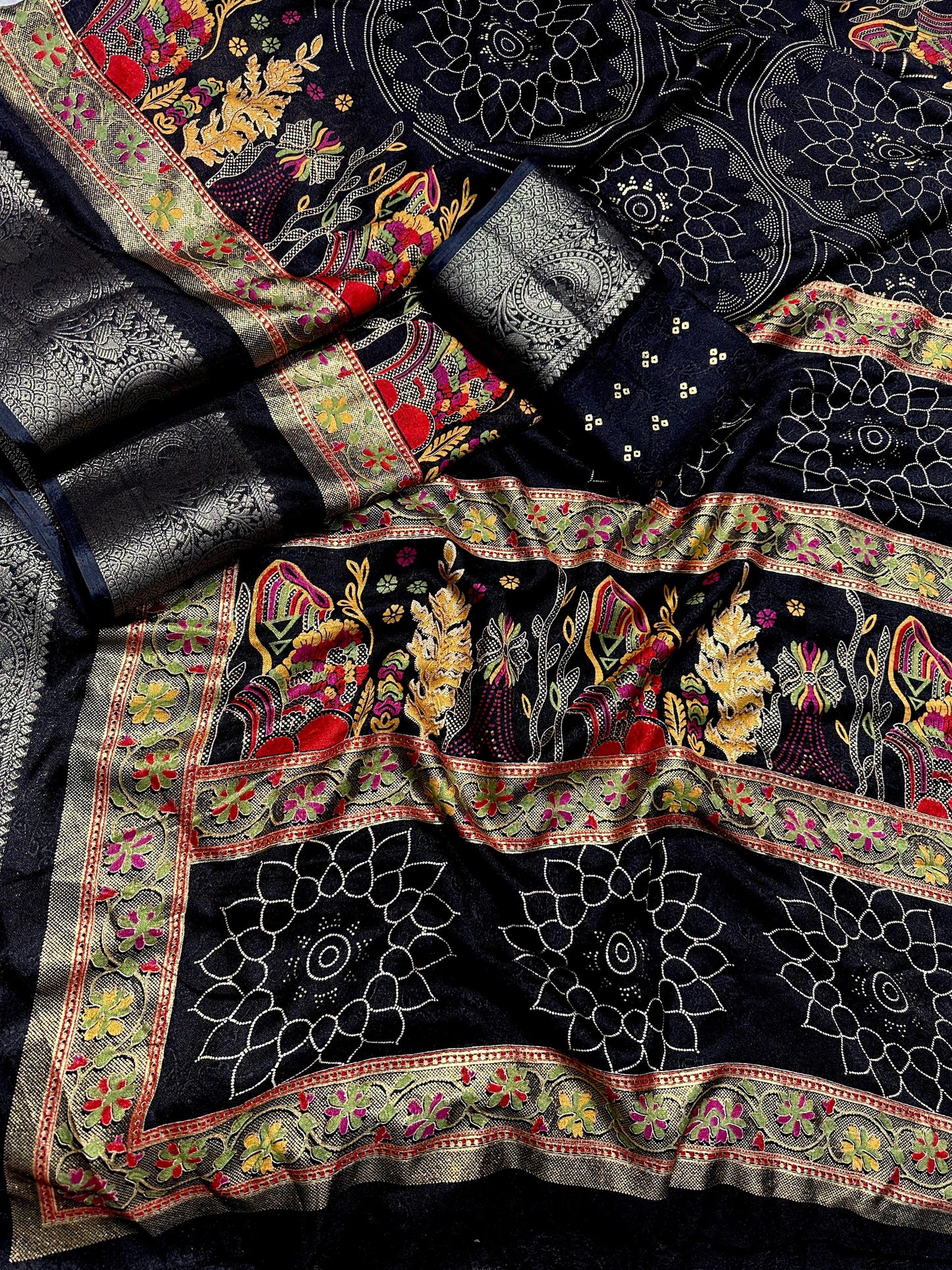 Heavy marshmellow blooming COLOR end foil dijhayne saree* *
*
( JP18 )
