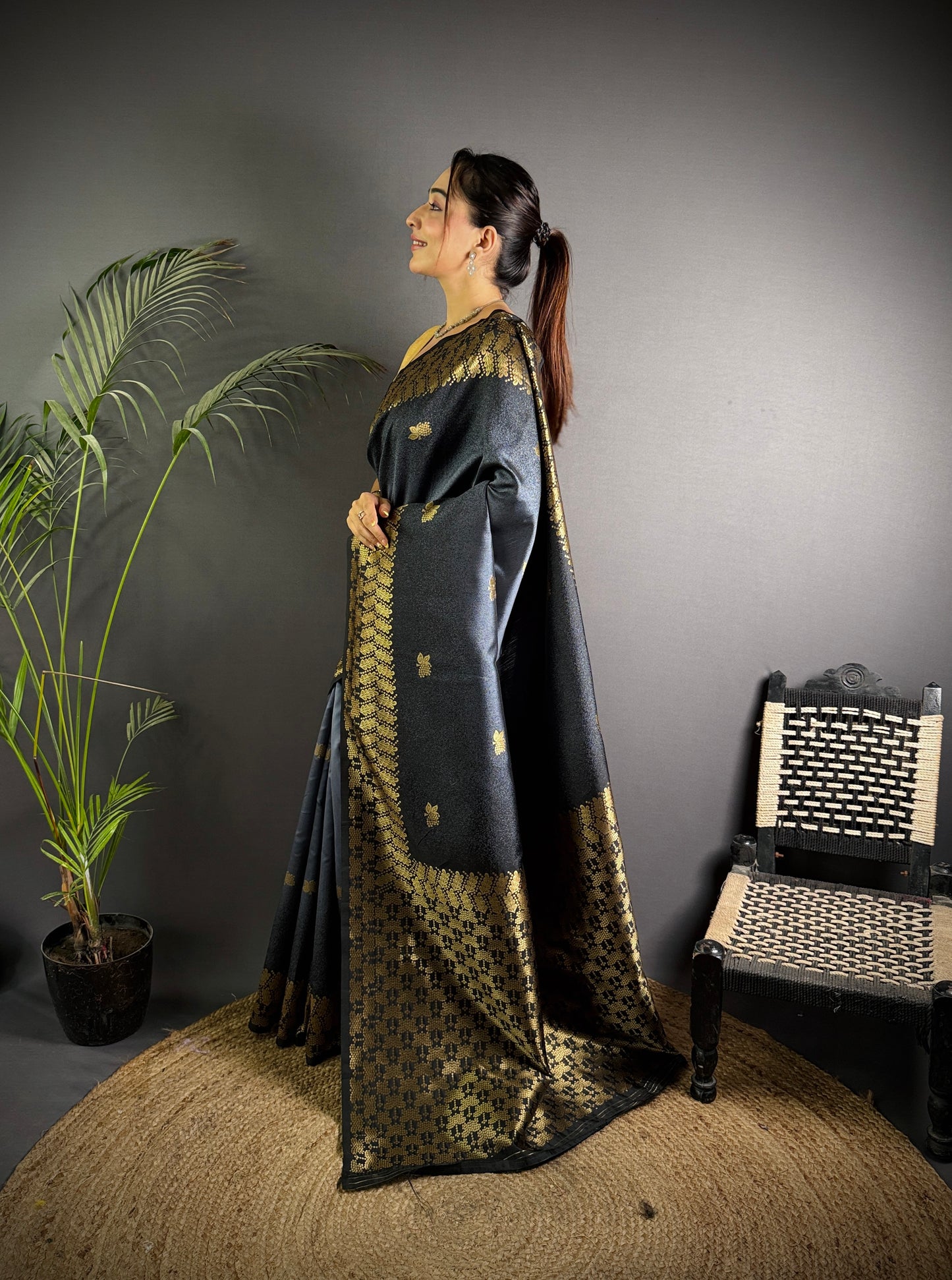 Handloom IKKAT SILK Weaving Saree With GOLD ZARI Pallu N GOLD ZARI