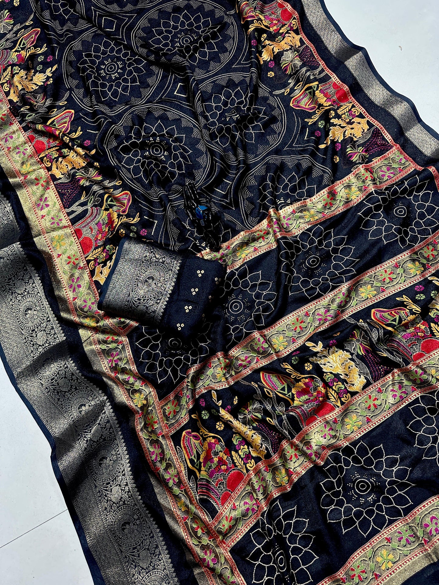 Heavy marshmellow blooming COLOR end foil dijhayne saree* *
*
( JP18 )